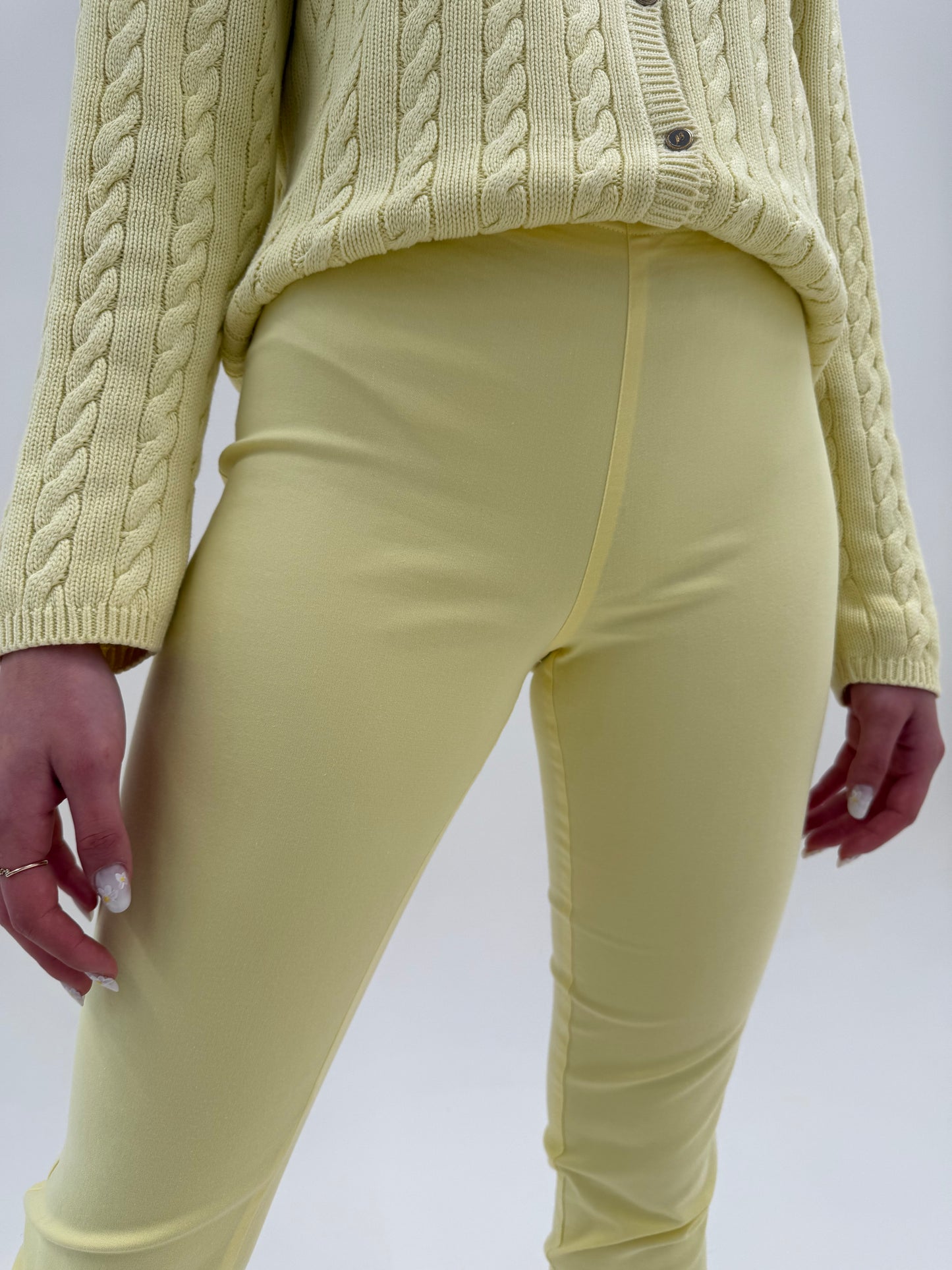 Pantaloni Lacoste butter yellow petite din bumbac premium modelator