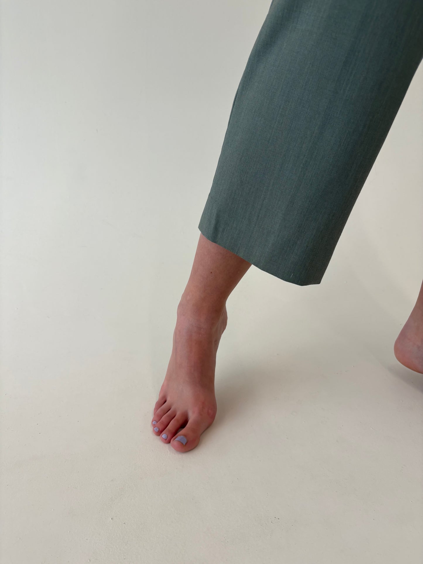 Pantaloni cu pense Sage green din stofă de lana pura extrafina certificată