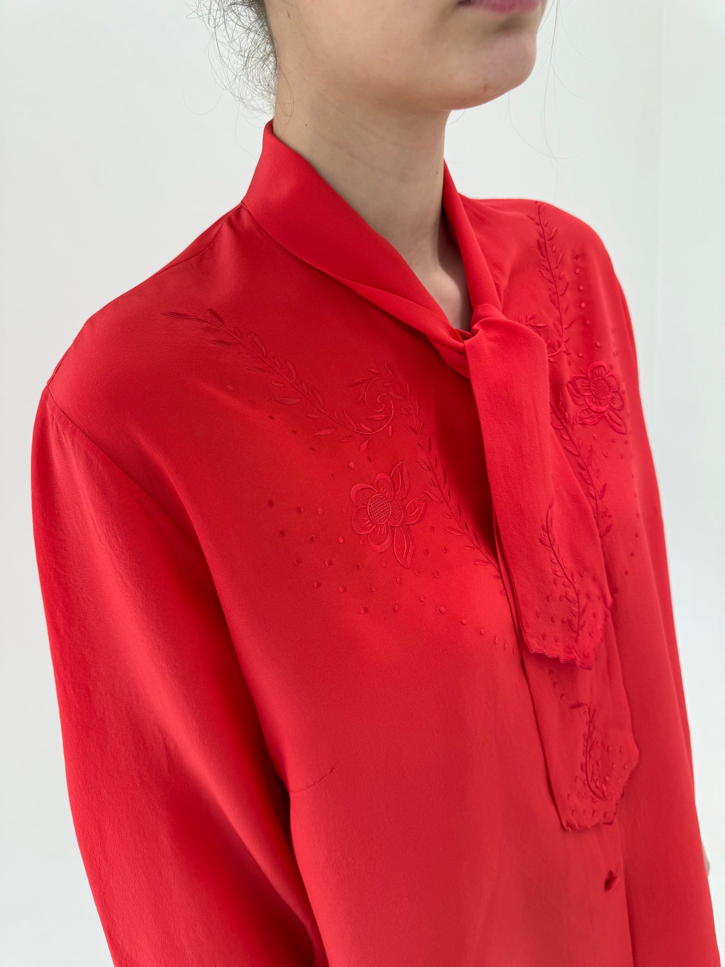 Cămașa electric coral red din mătase naturală cu panglică la gât și broderie manuală