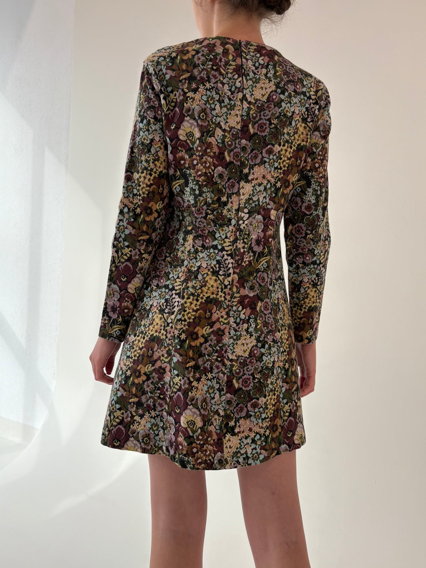 Rochie mini din brocart usor modelator în culori superbe și croi minimalist