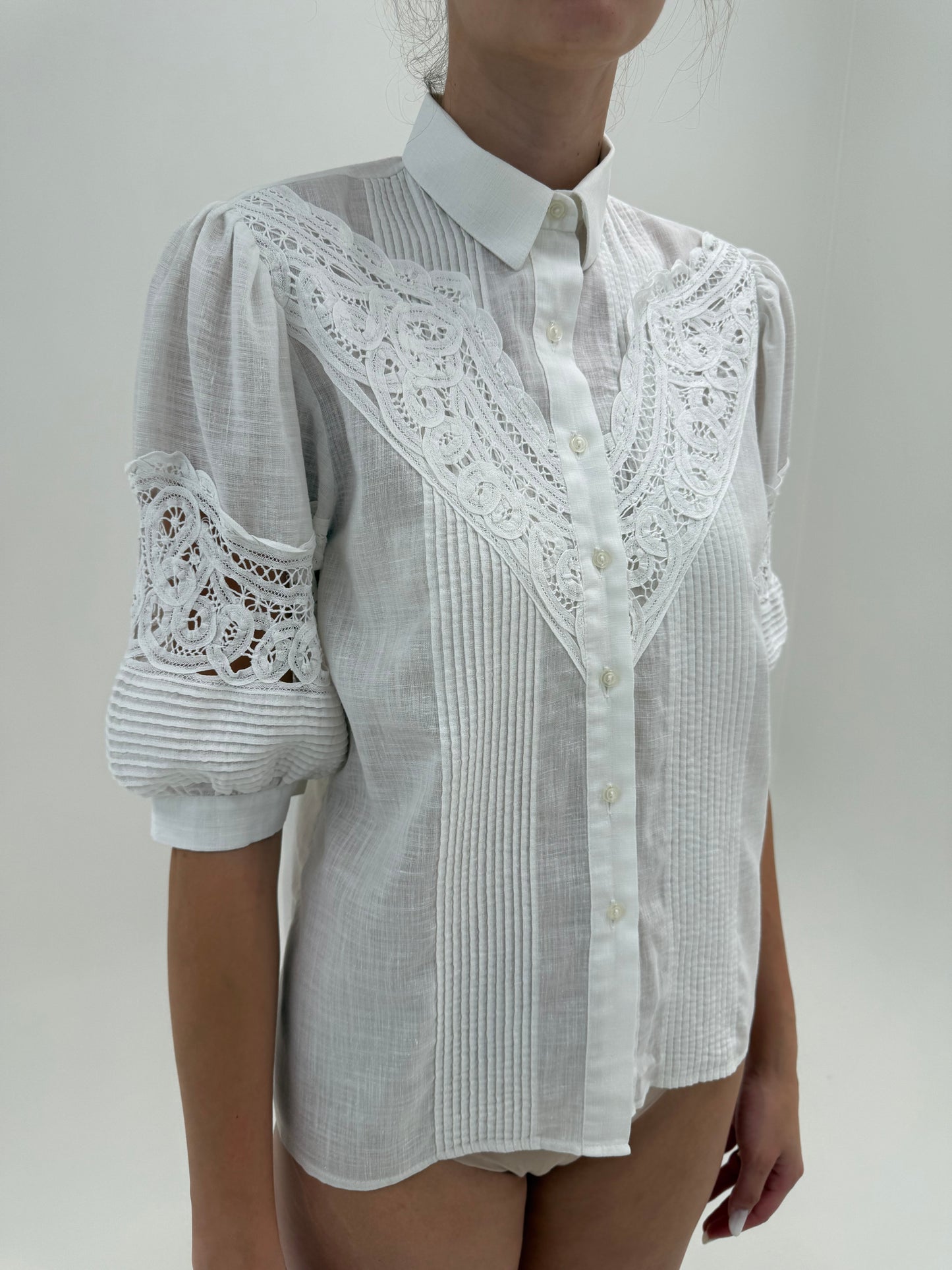 Cămașa vintage bijuterie lucrată manual cu broderie și macrame