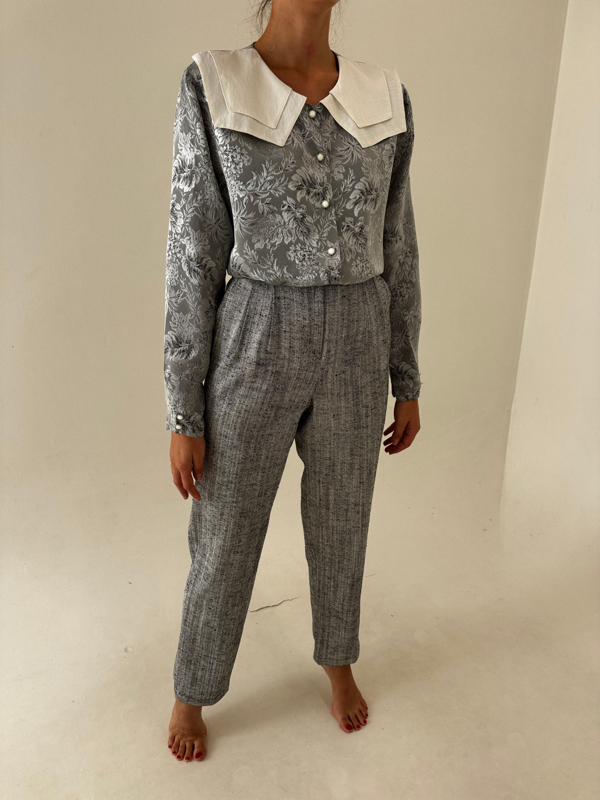 Pantaloni tall excepționali din material spectaculos silver gray cu negru