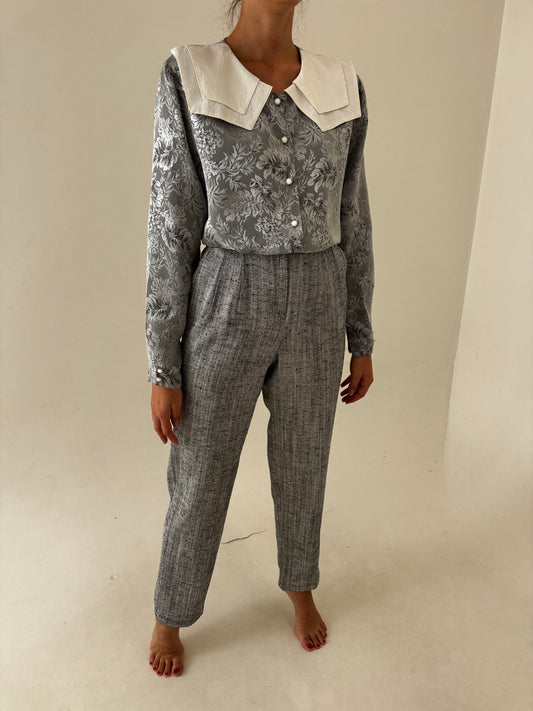 Pantaloni tall excepționali din material spectaculos silver gray cu negru