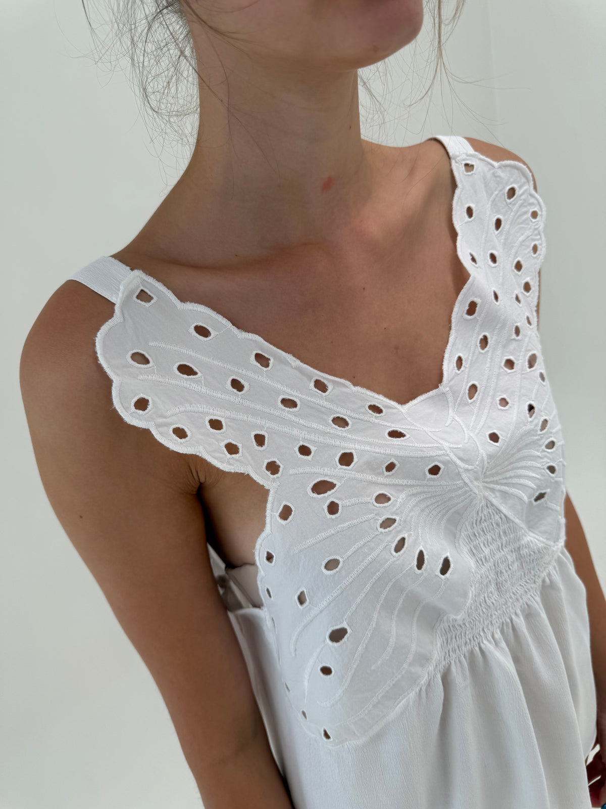 Top vintage cu broderie anglaise în formă de fluture super vaporos