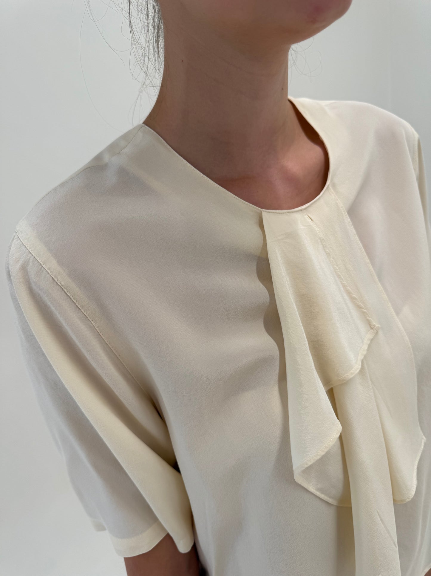 Top ivoire de brand luxury Elegance cu jabou din mătase naturală butter white