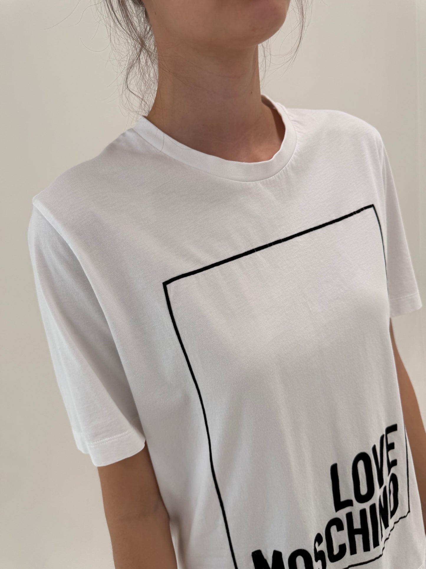 Top Moschino alb din bumbac premium în croi clasic