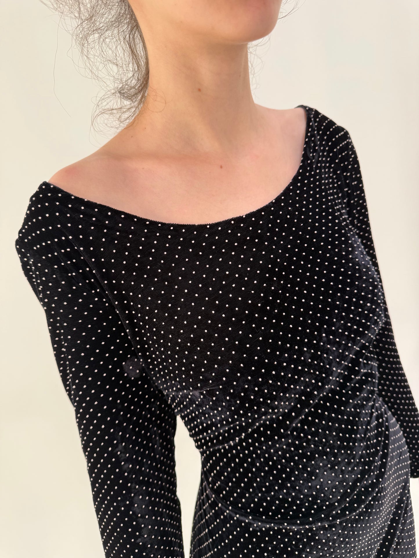 LBD vintage maxi cu buline texturate ivoire și decolteu bărcuță din catifea