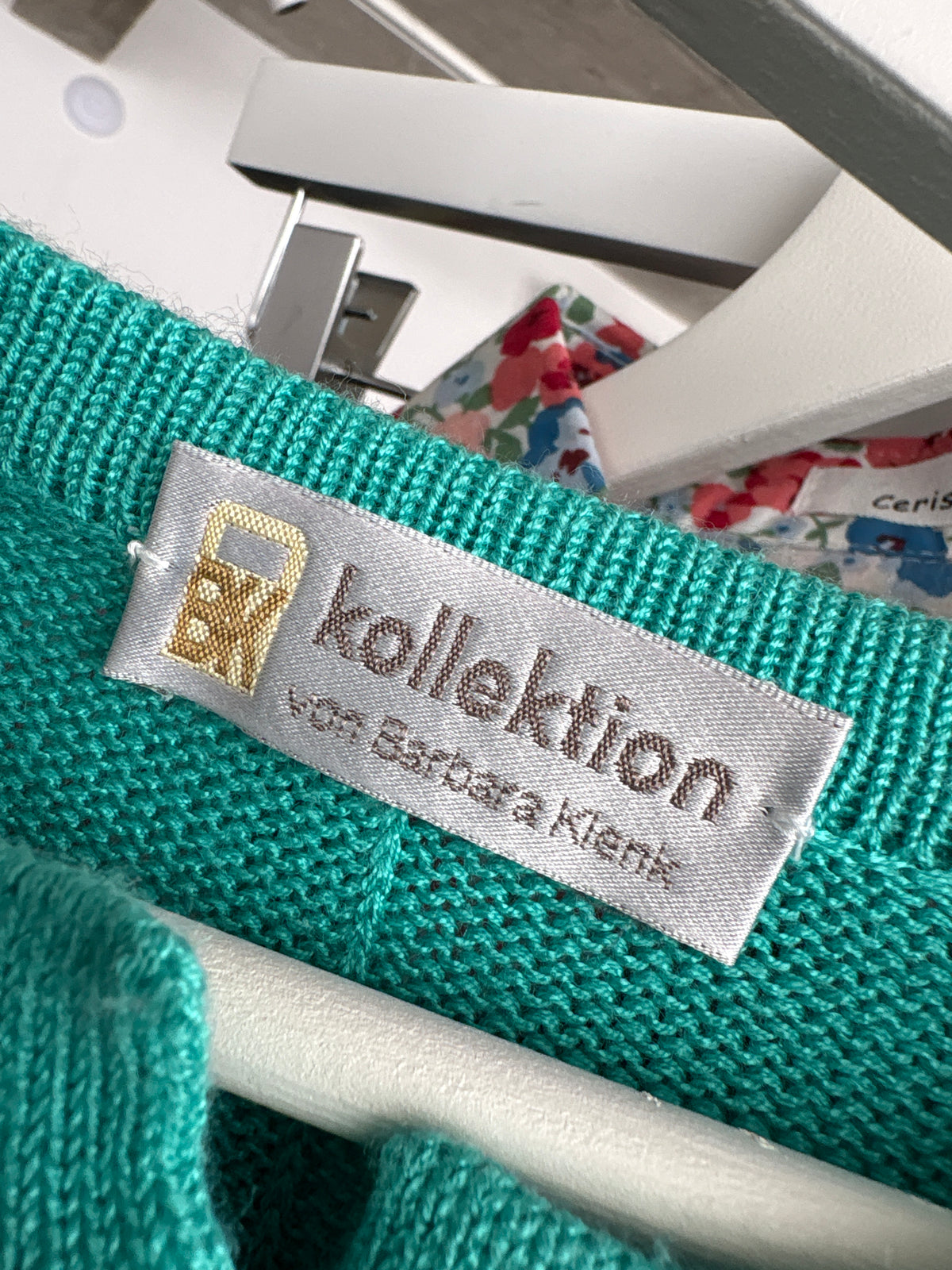 Cardigan lung aqua blue cu aplicații și nasturi metalici aurii bijuterie
