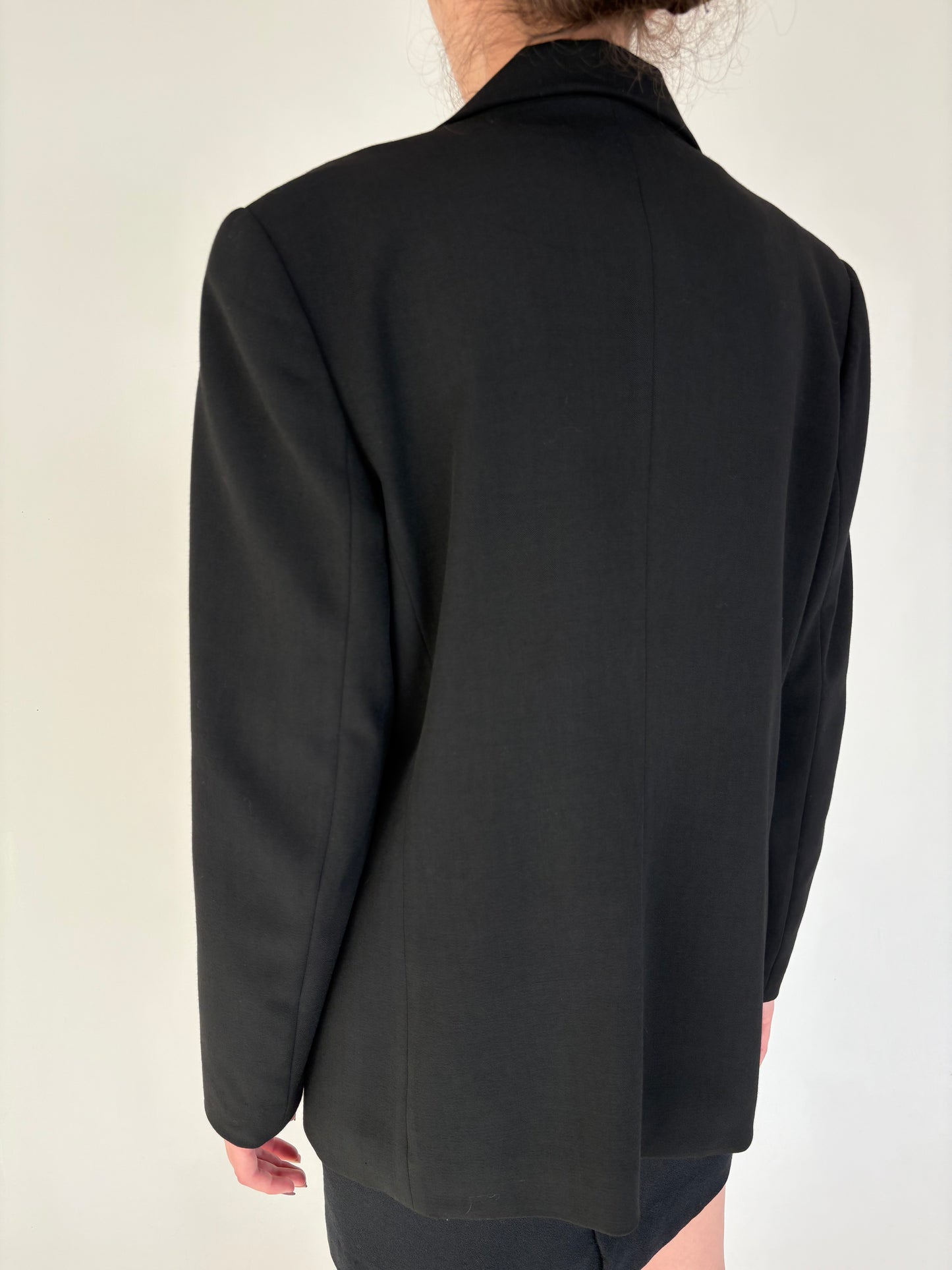 Sacou negru italian din lana extrafina in croi clasic atemporal