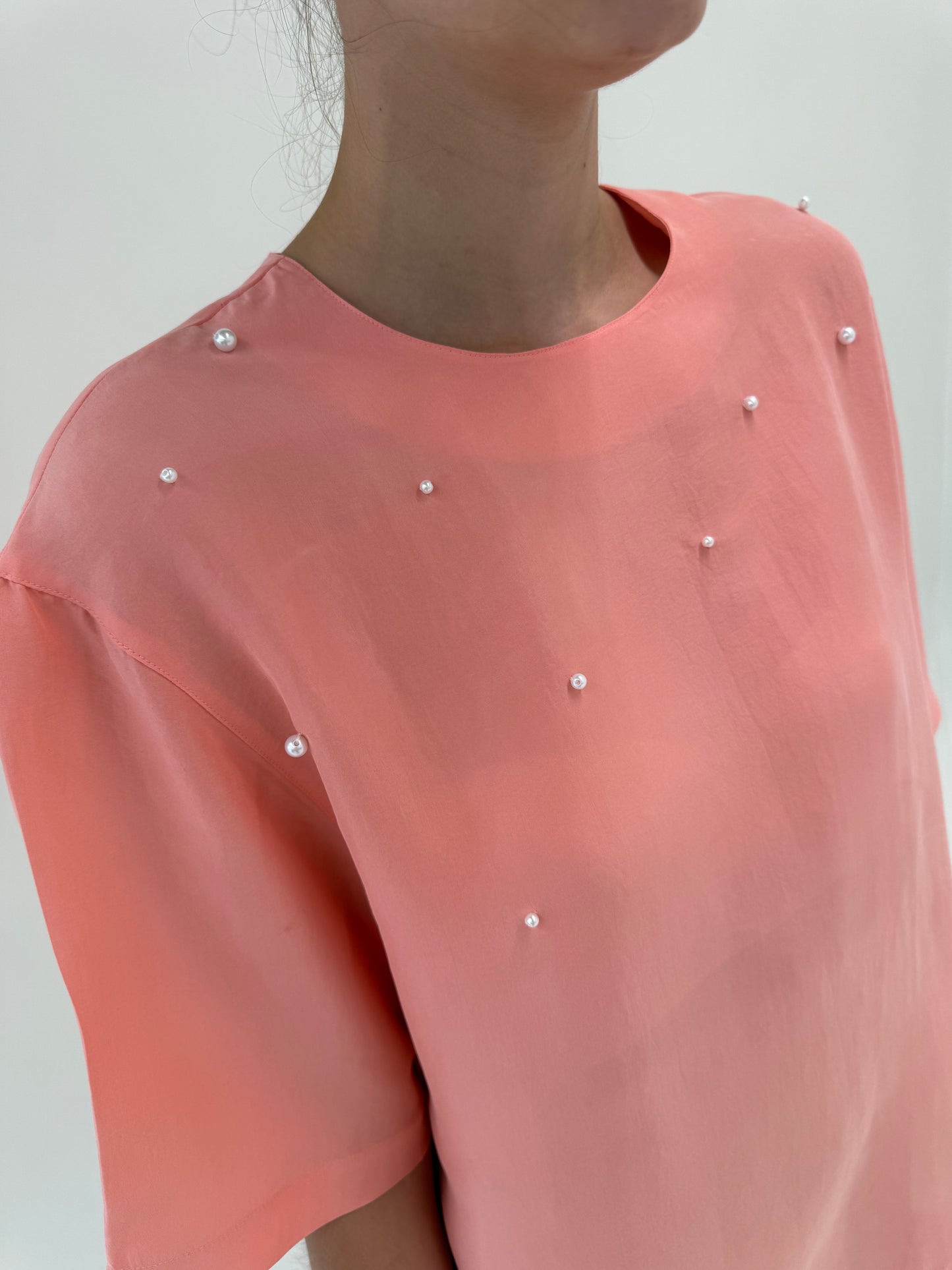 Top salmon Pink cu aplicații manuale perlute în croi lejer minimalist