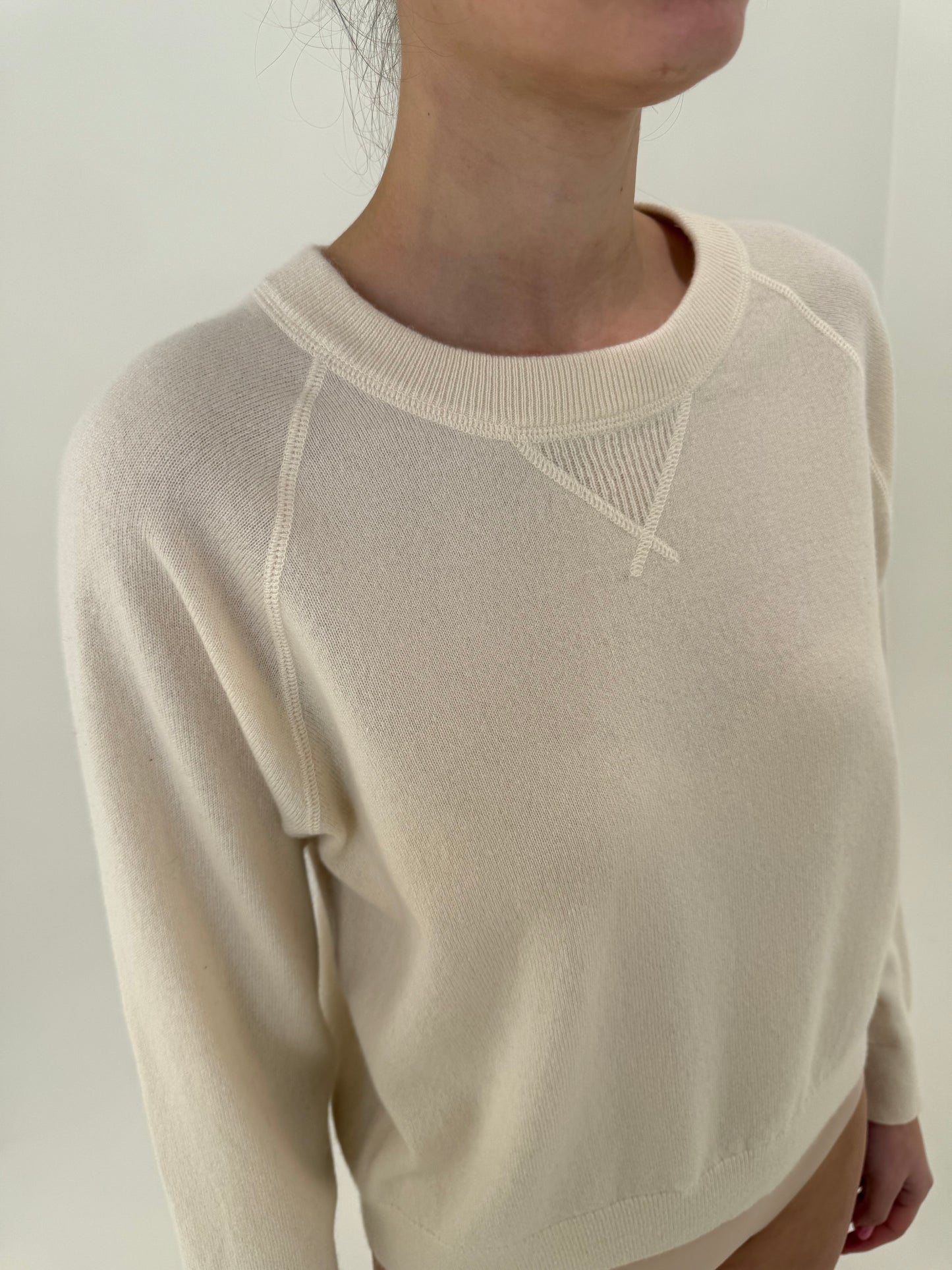 Puloveras butter white crew neck un croi actual din cașmir