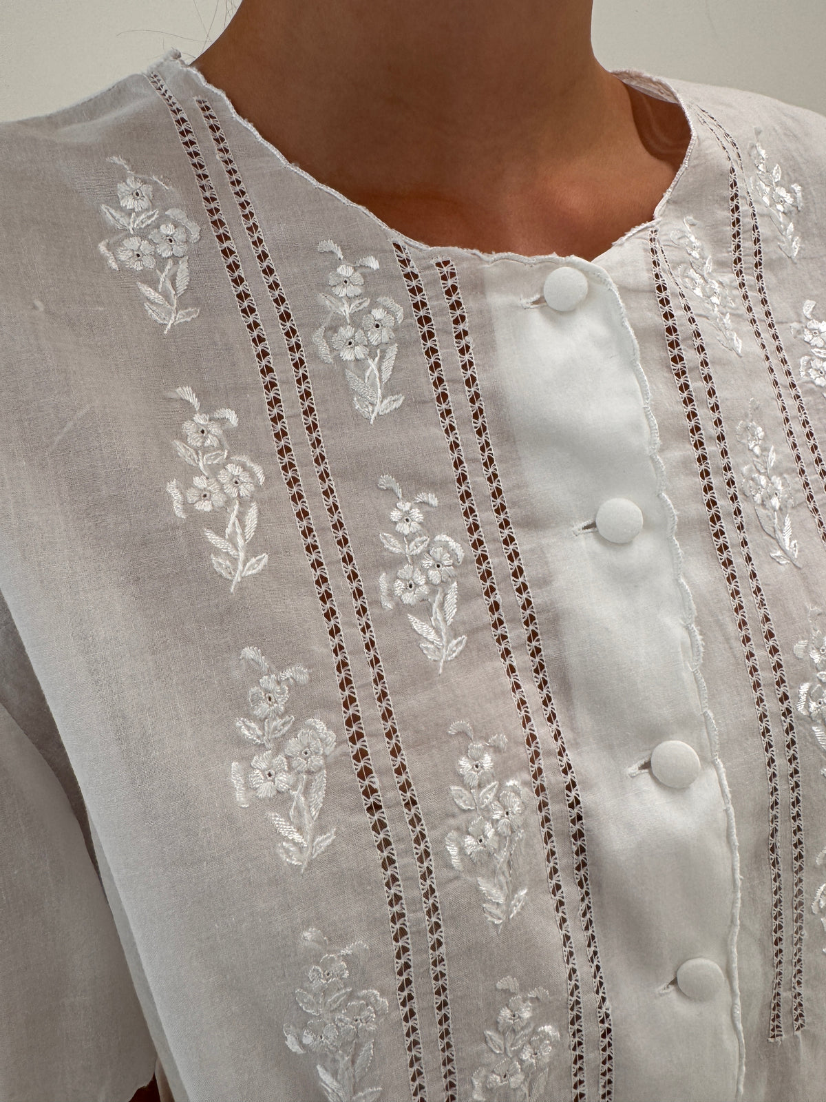 Cămașa italiana excepțională cu broderie manuală delicată în croi ușor cambrat
