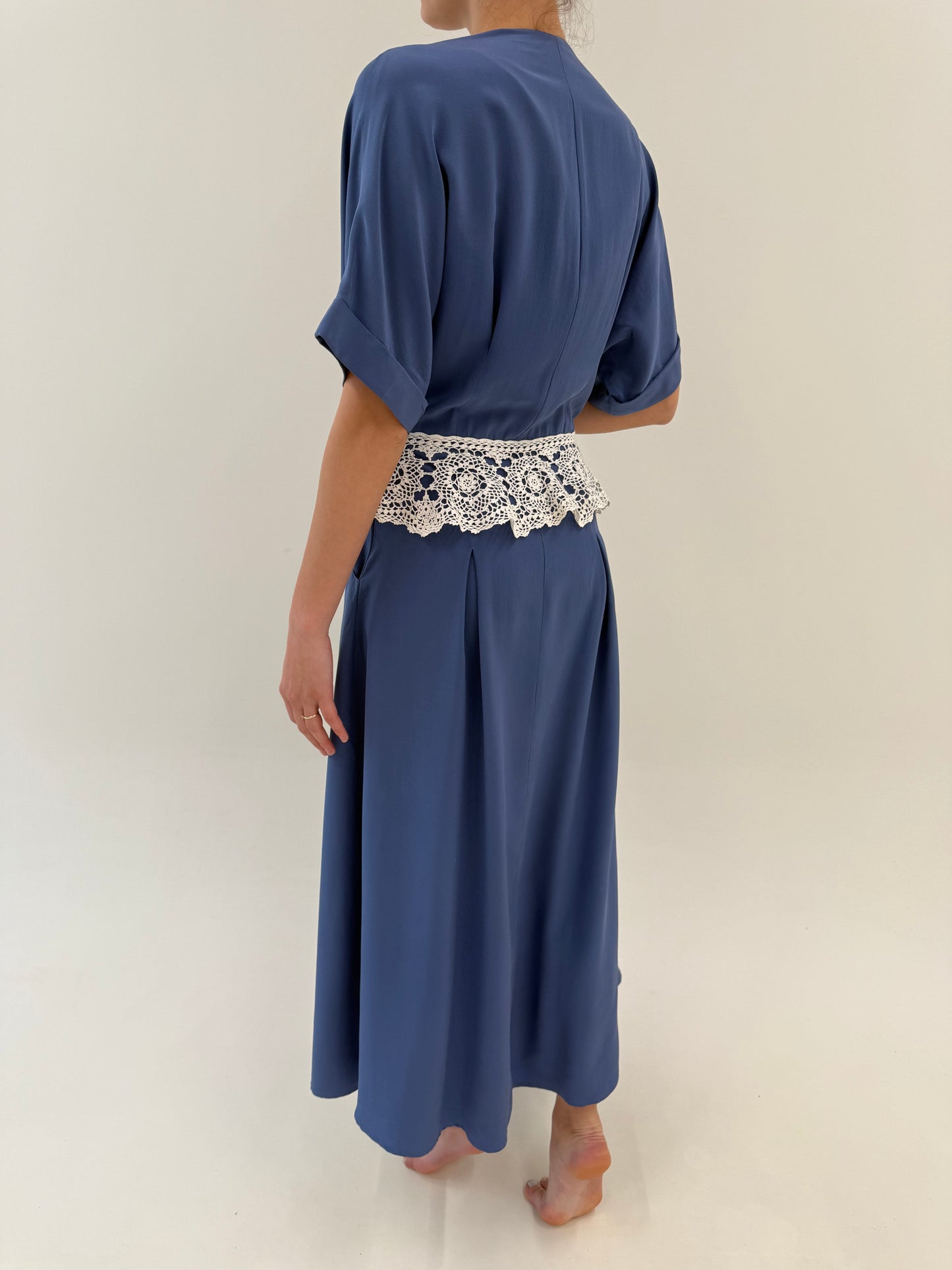 Rochie maxi din mătase naturală dusty blue cu ‘peplum’ din macrame lucrat manual