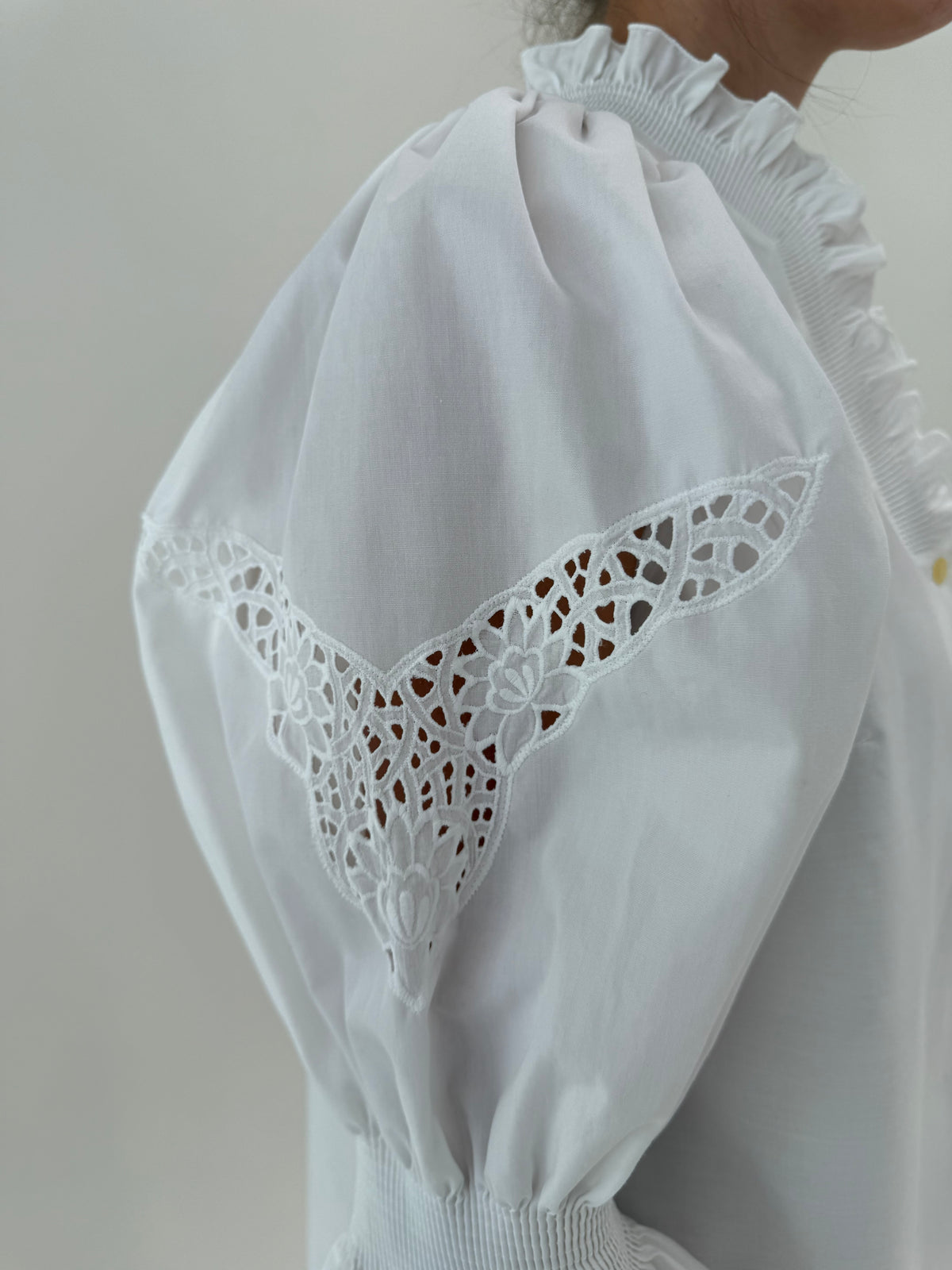 Cămașa vintage cu mâneci bufante din bumbac premium cu broderie anglaise