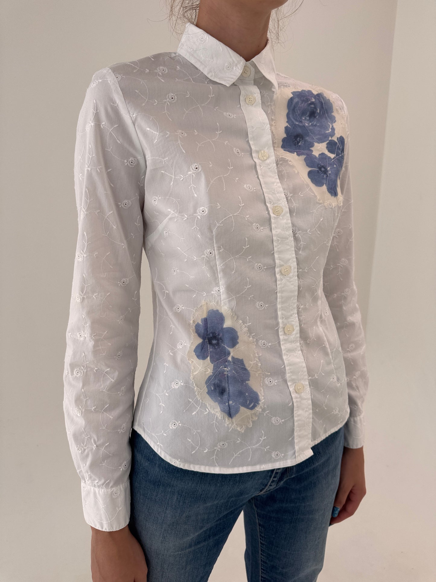 Cămașa Krizia superbă din bumbac integral broderie anglaise cu aplicații