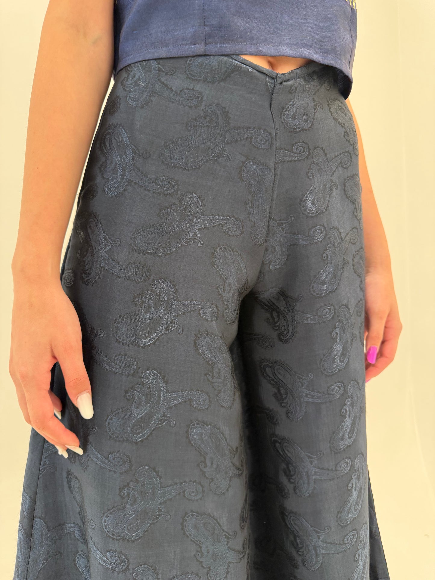 Pantaloni palazzo din mătase naturală Navy cu print paisley texturat de la zi la seară