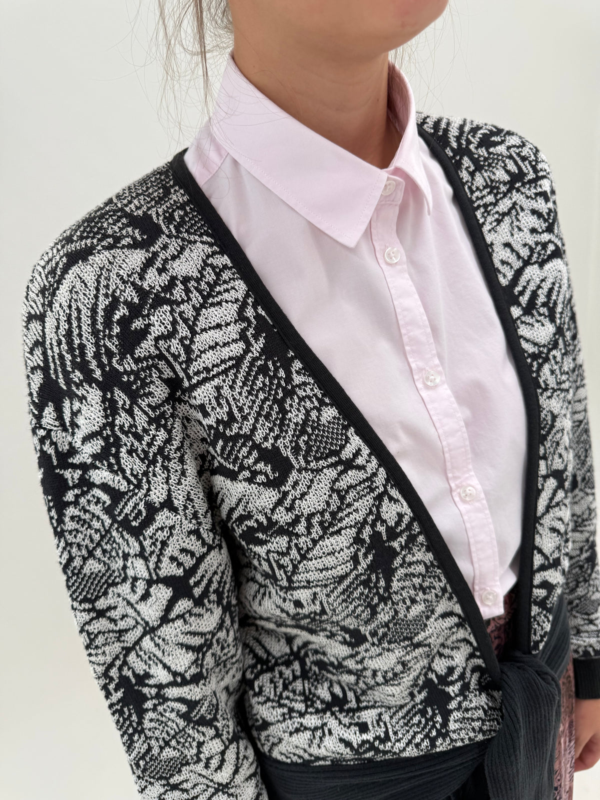 Cardigan tip jachetă reglabil cu print alb negru de brand luxury vintage italian