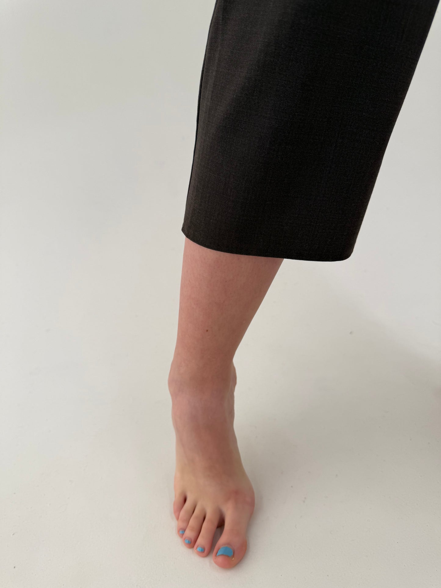 Pantaloni petite dark chocolate brown din lana extrafina cu influențe casual