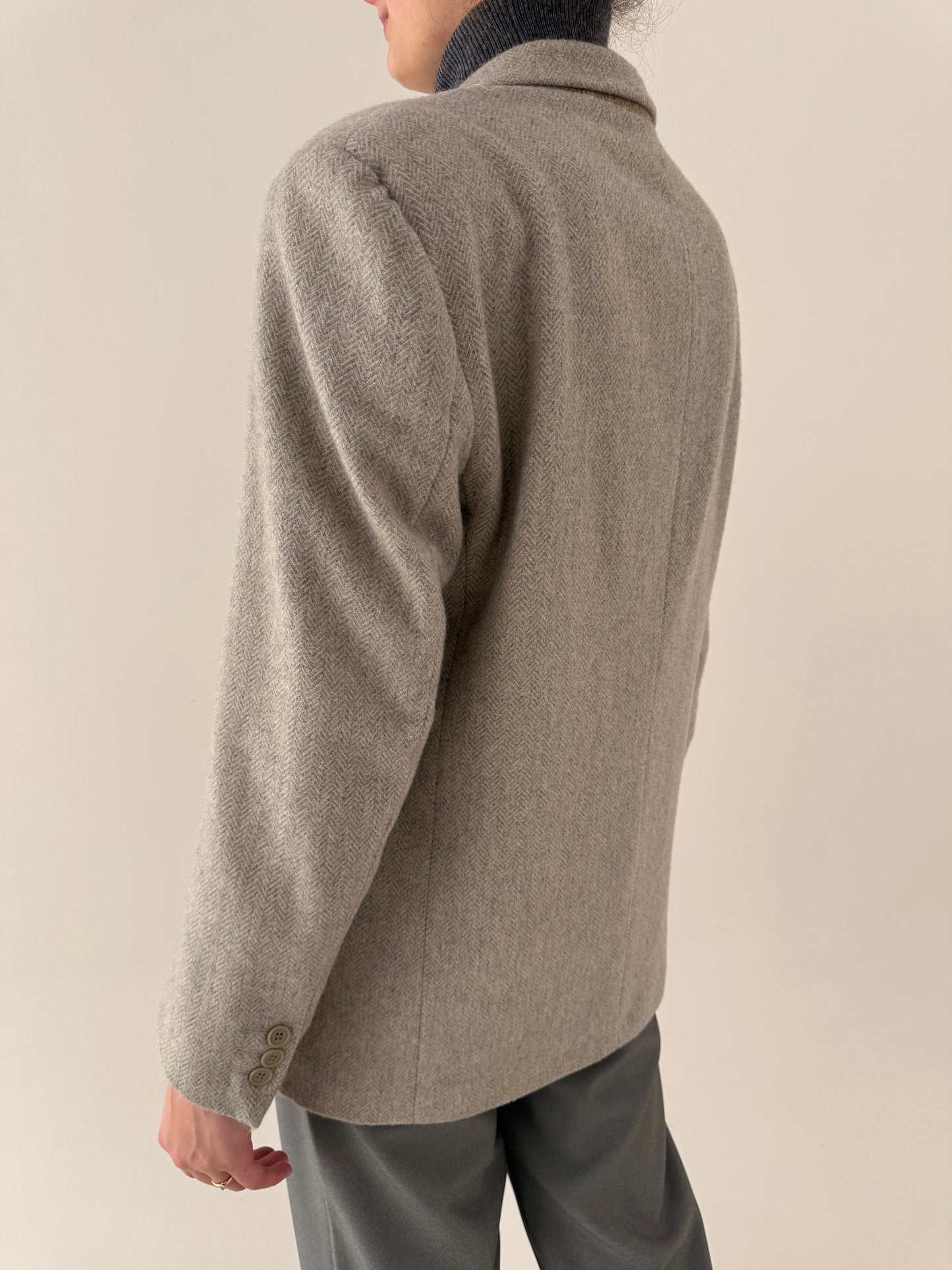 Sacou în croi actual light warm gray din lana în croi ușor cambrat lung