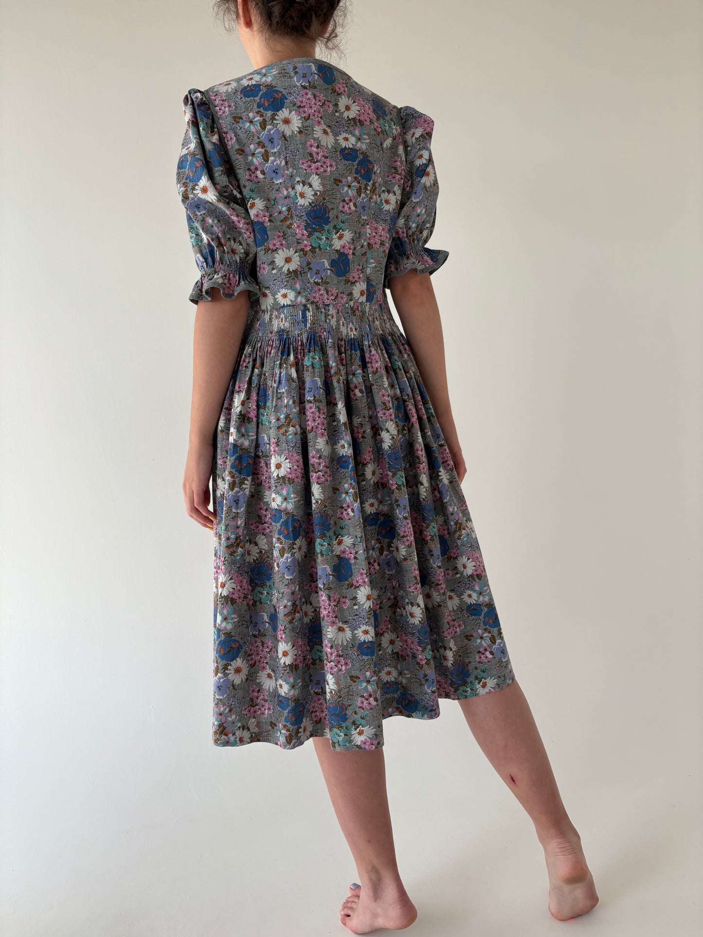 Rochie vintage din pânză cu corsaj și lucrătură manuală