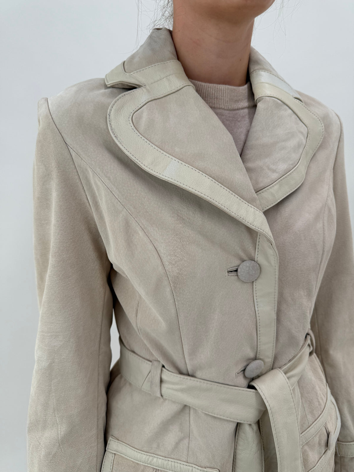 Trench off white din piele naturală întoarsă cu paspoal din piele naturală și cordon