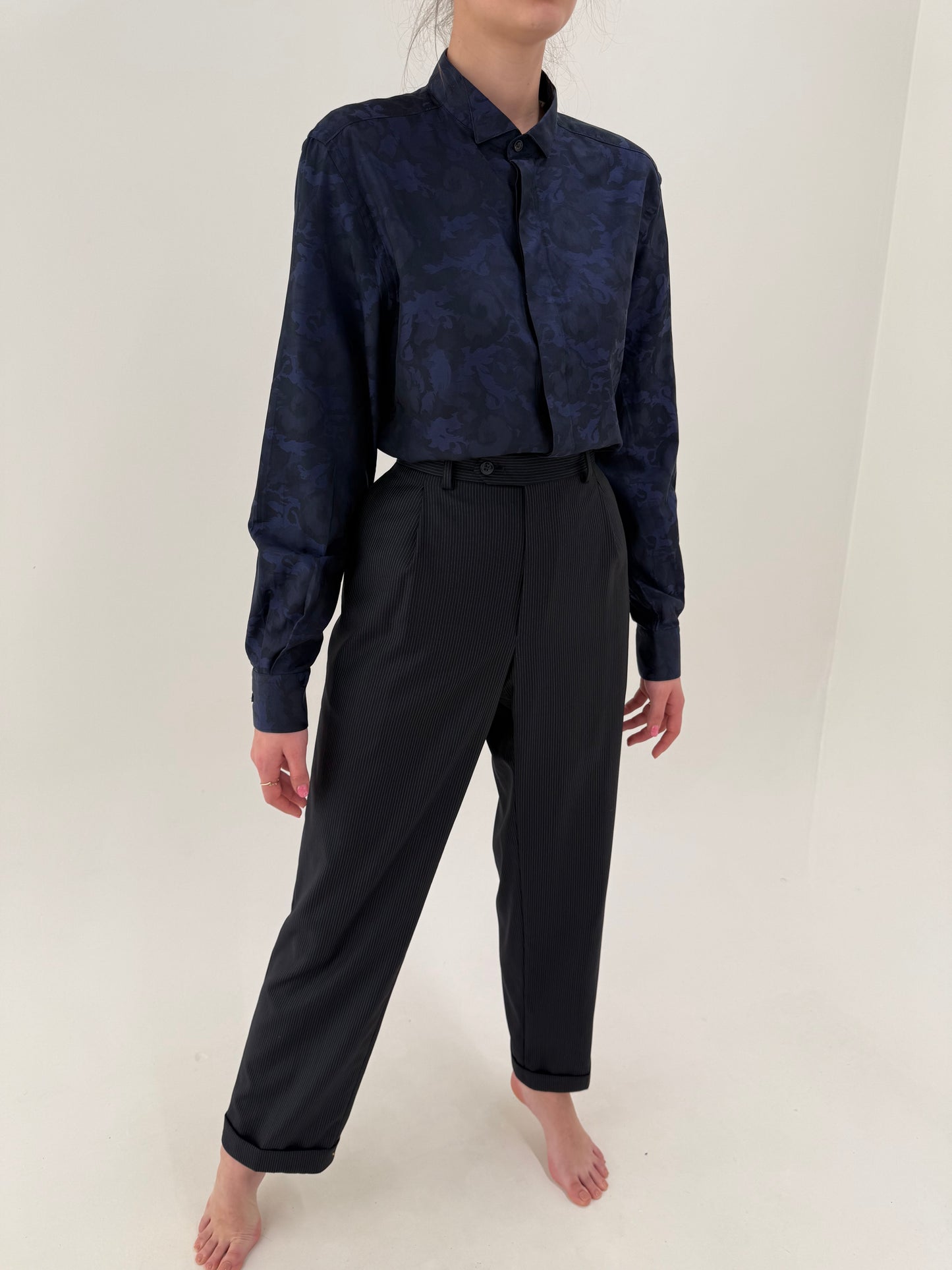 Costum negru din lana extrem de subțire Loro Piana tasmaniana cu dungi fine verticale