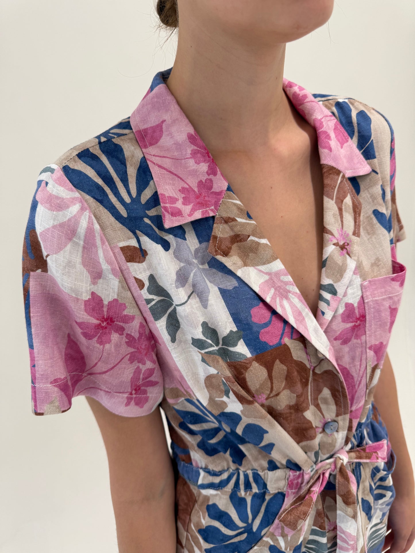 Rochie tip cămașă din pânză de in cu print floral și talie ultra înaltă reglabilă