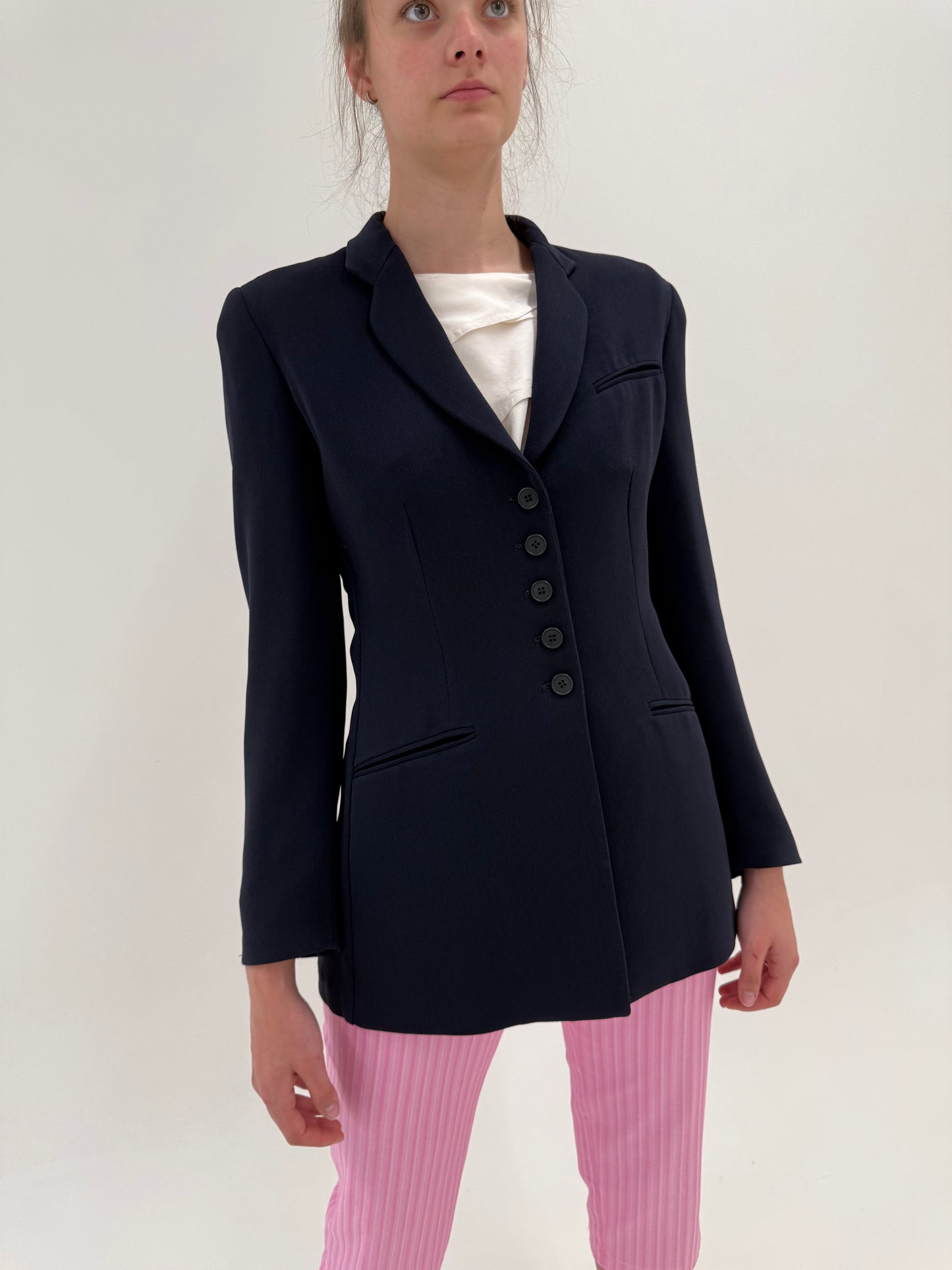 Sacou cambrat Armani de sezon cald în croi minimalist atemporal specific