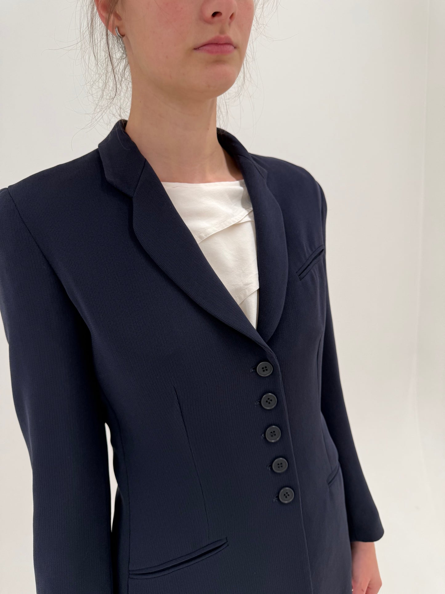 Sacou cambrat Armani de sezon cald în croi minimalist atemporal specific
