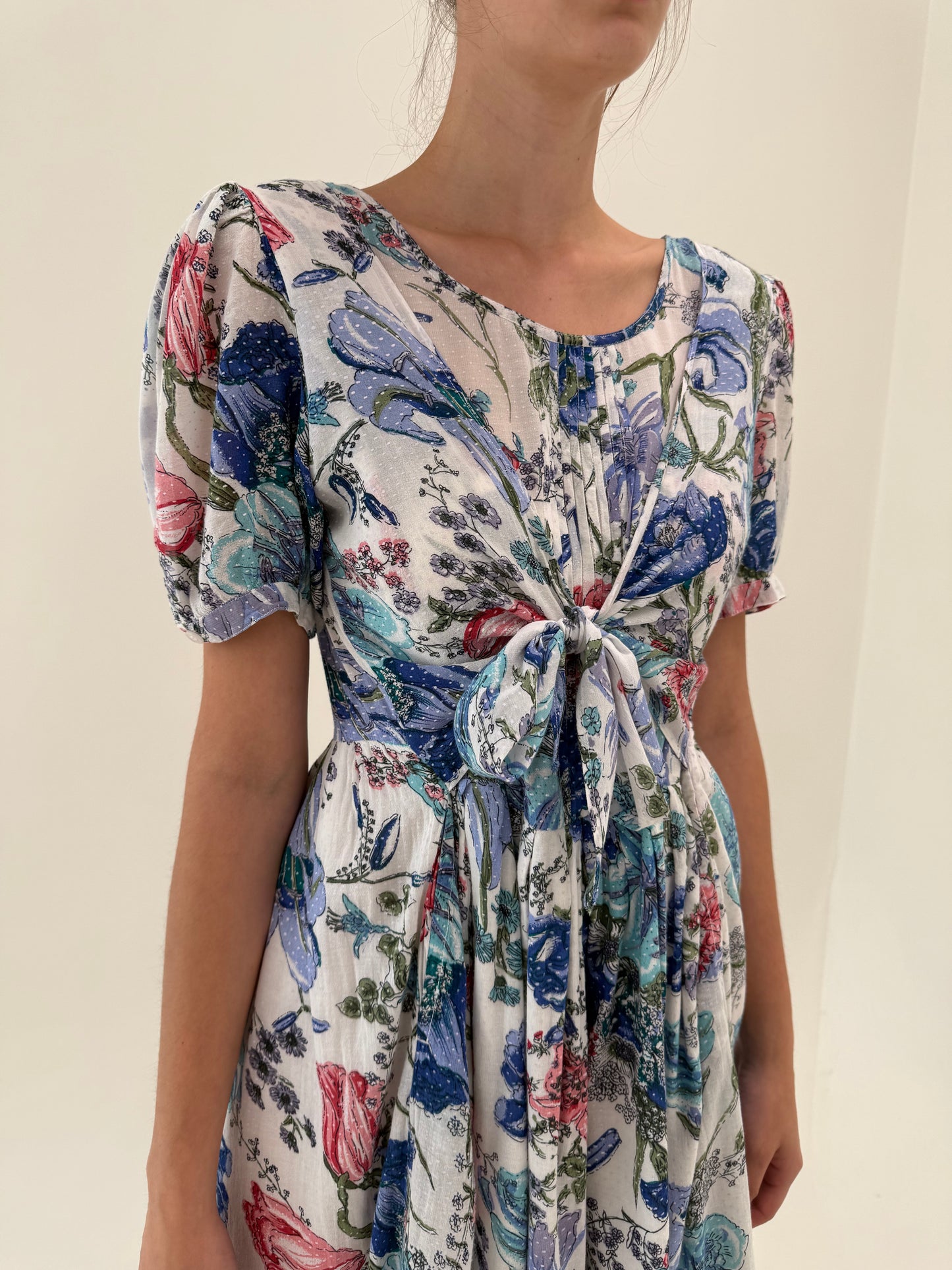 Rochie vintage ultra feminină și vaporoasă din panzica texturată cu buline