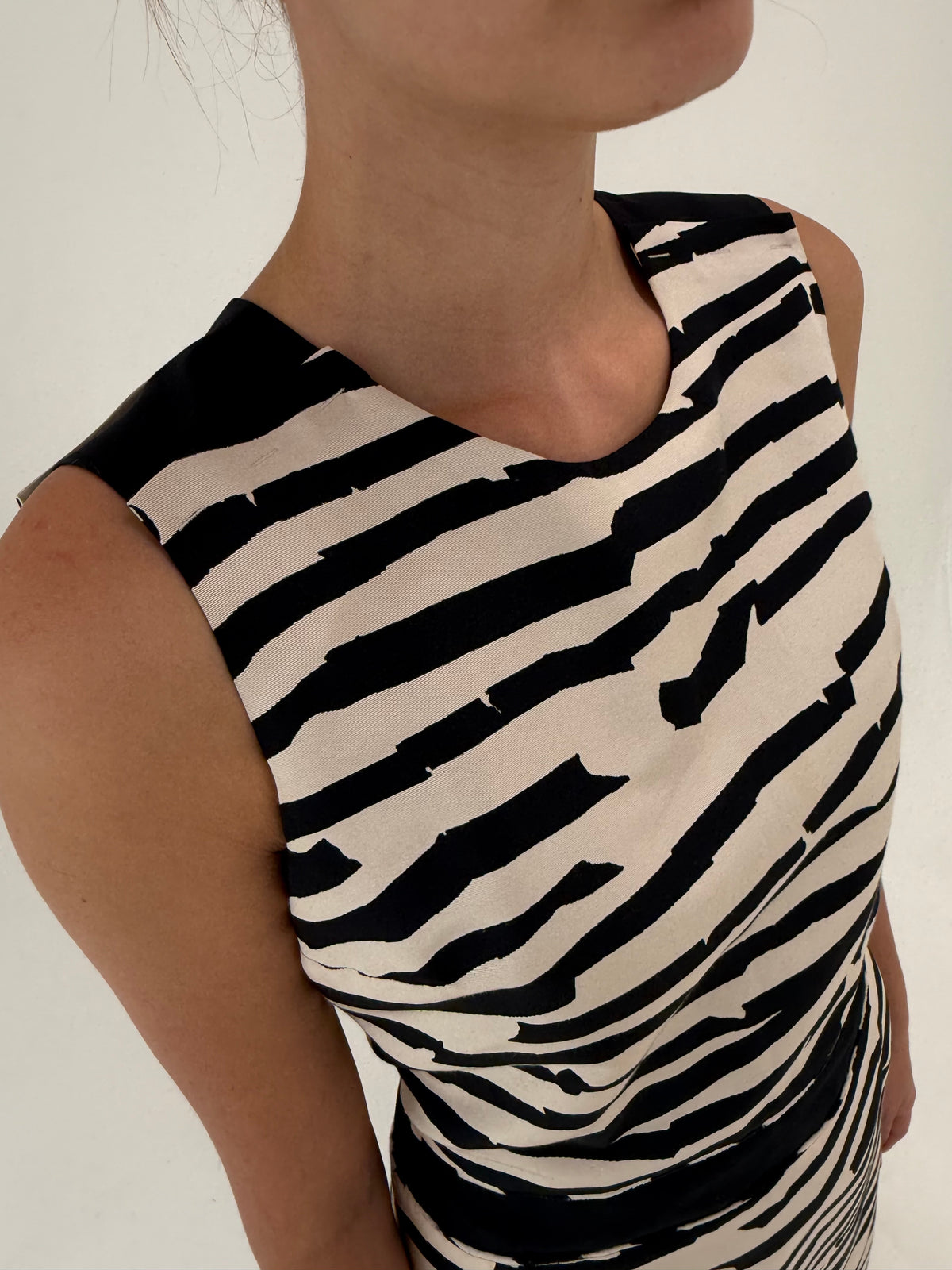 Rochie Hugo Boss zebra print super în trend în croi clasic din faille cu talie marcată