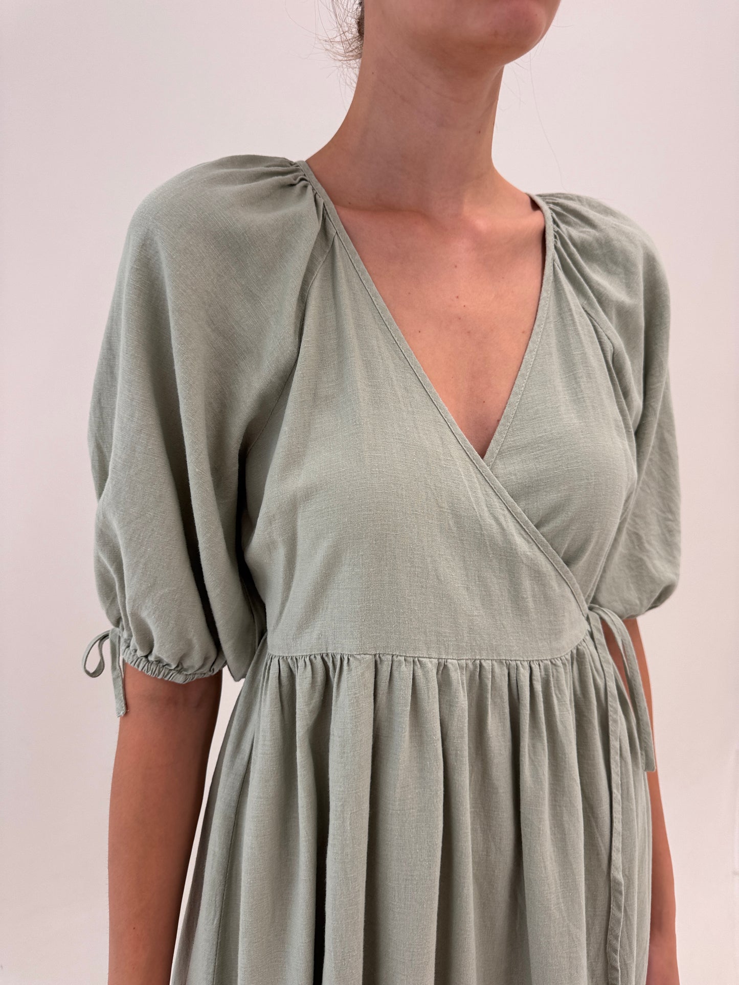 Rochie maxi din in premium dusty mint green petrecută cu mâneci ușor bufante