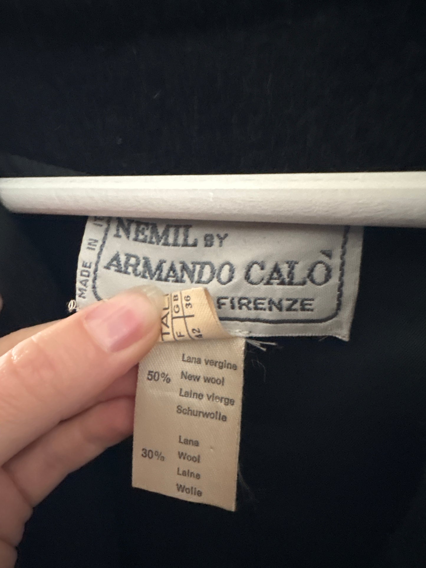 Palton negru italian cu blană naturală de vulpe la mâneci în croi tip capa