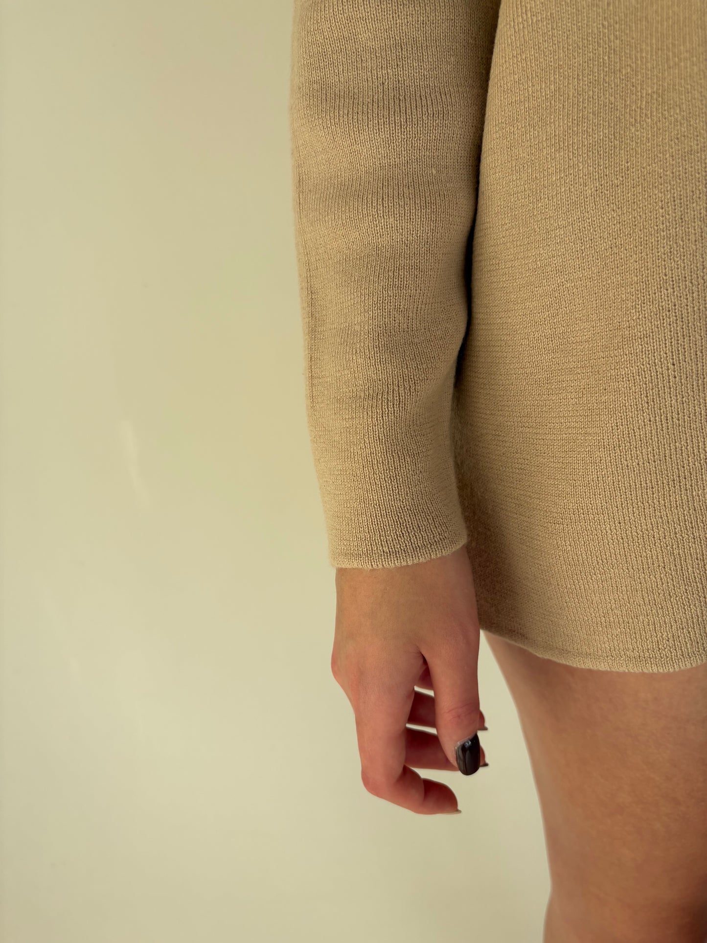 Pulover camel din lana merino extrafina ribbed in croi lejer