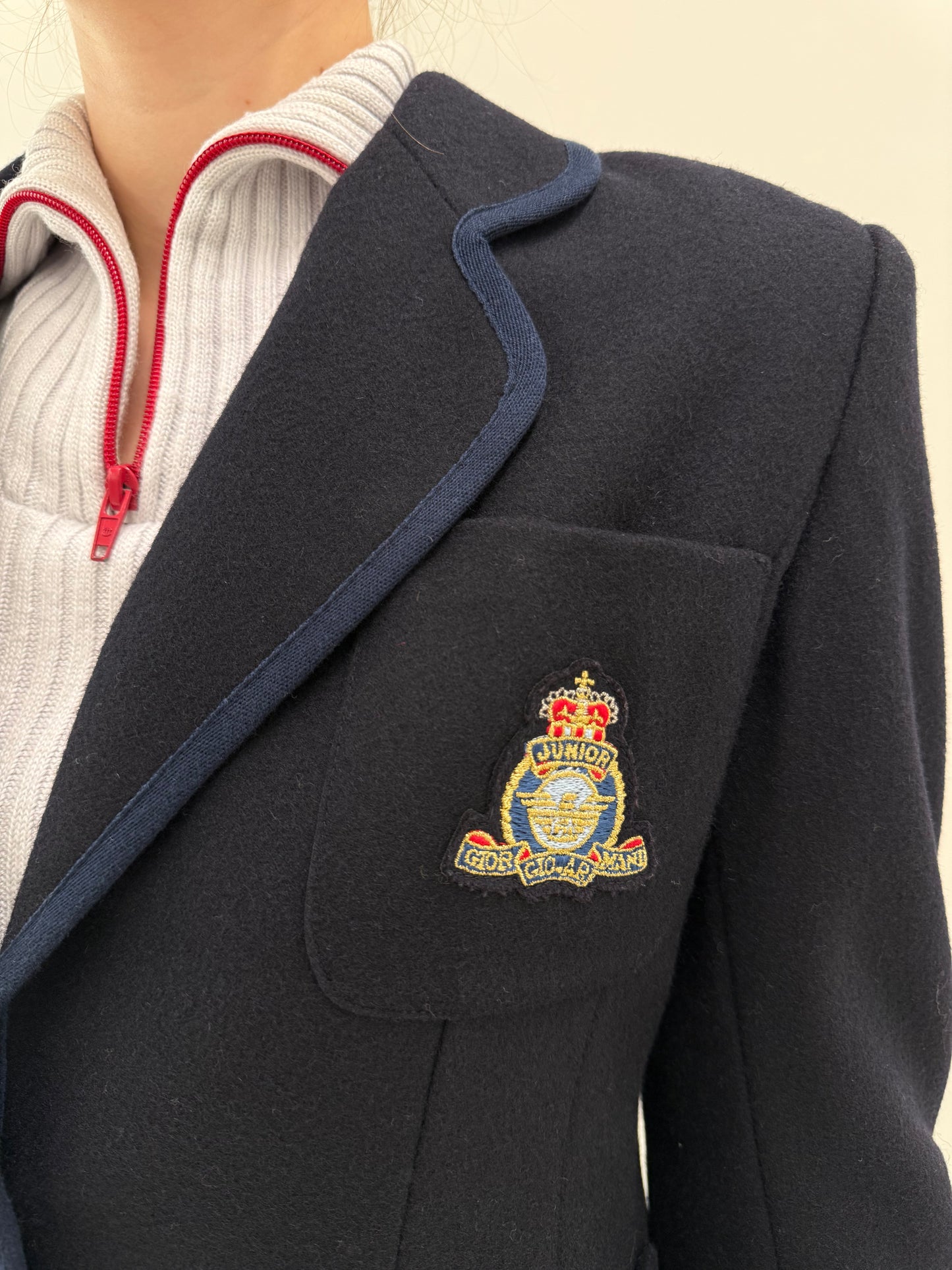 Sacou petite Armani preppy style cu paspoal și emblemă din lana extrafina