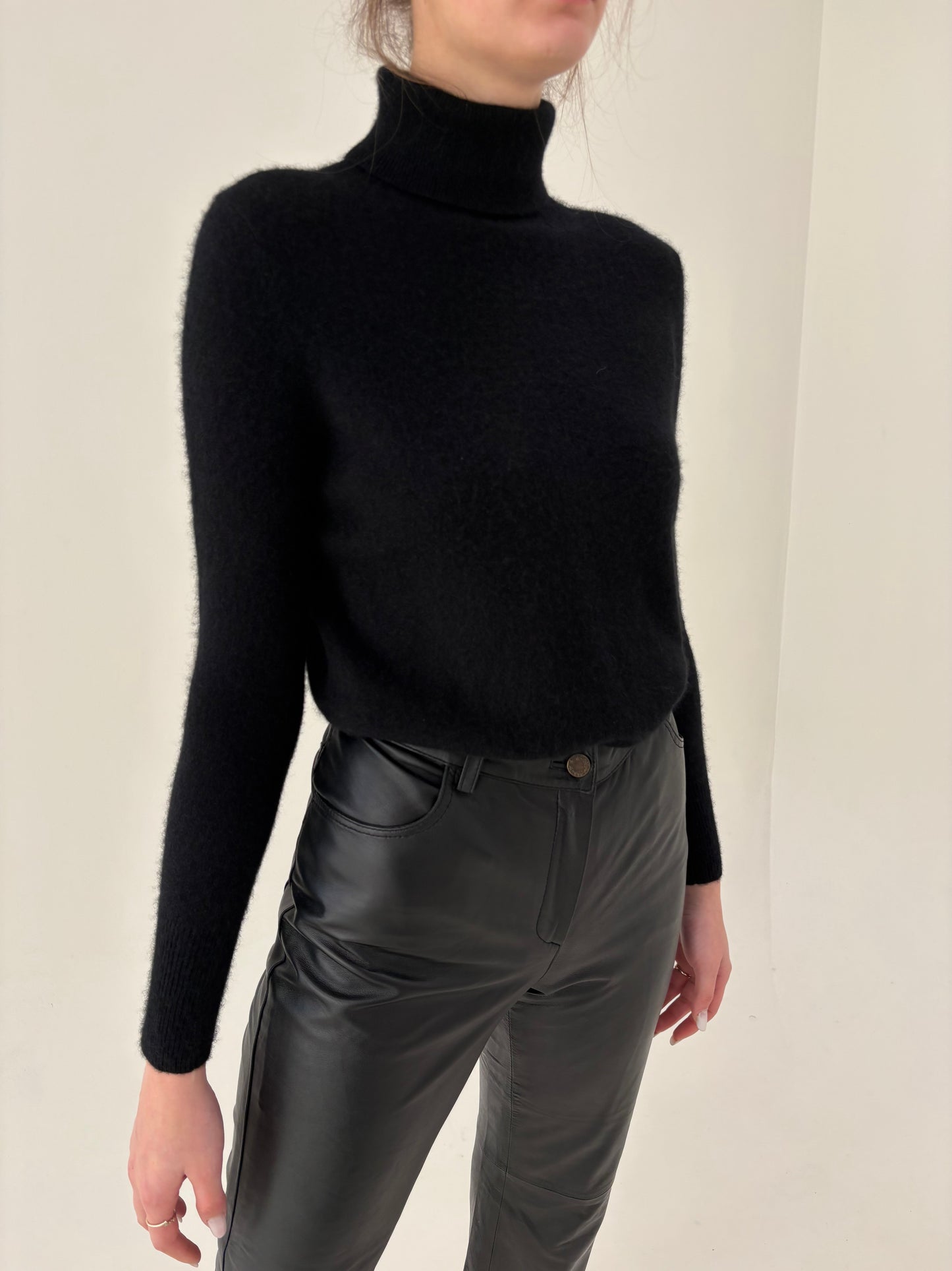 Maleta neagră M din cașmir