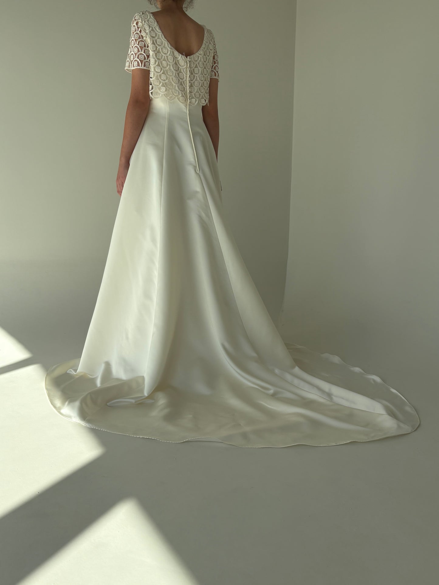Rochie italiană de ceremonie cu trenă și dantelă macrame nouă cu eticheta