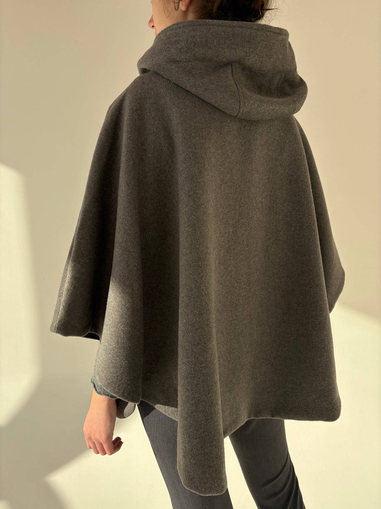 Capa cu glugă si închidere din stofă de lana extrafina