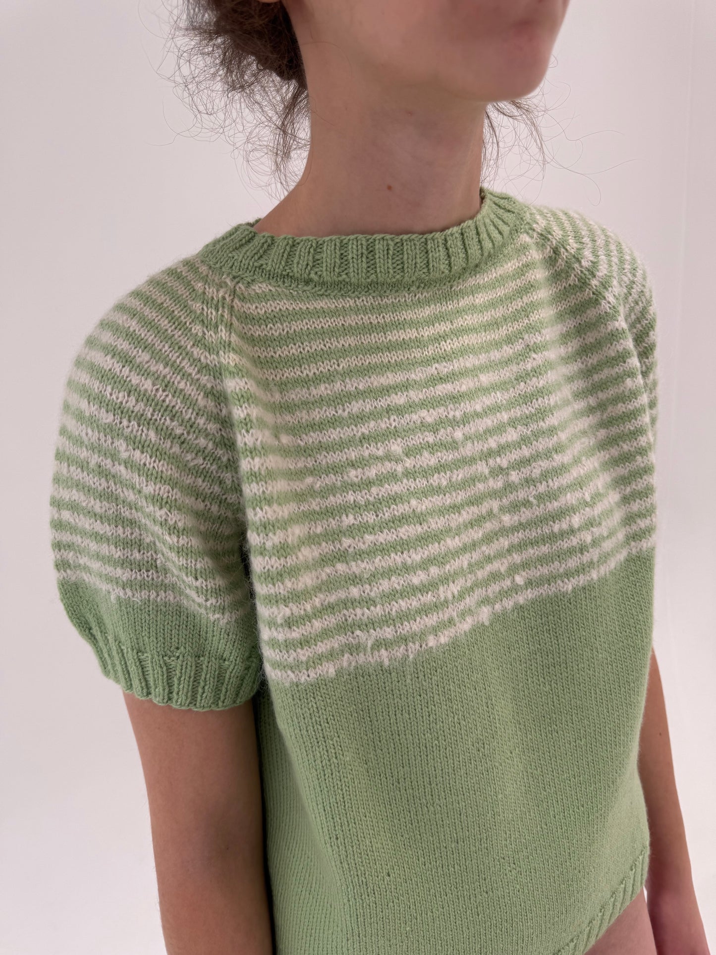 Top vintage lucrat manual din lana plină extrafina în culori pudrate