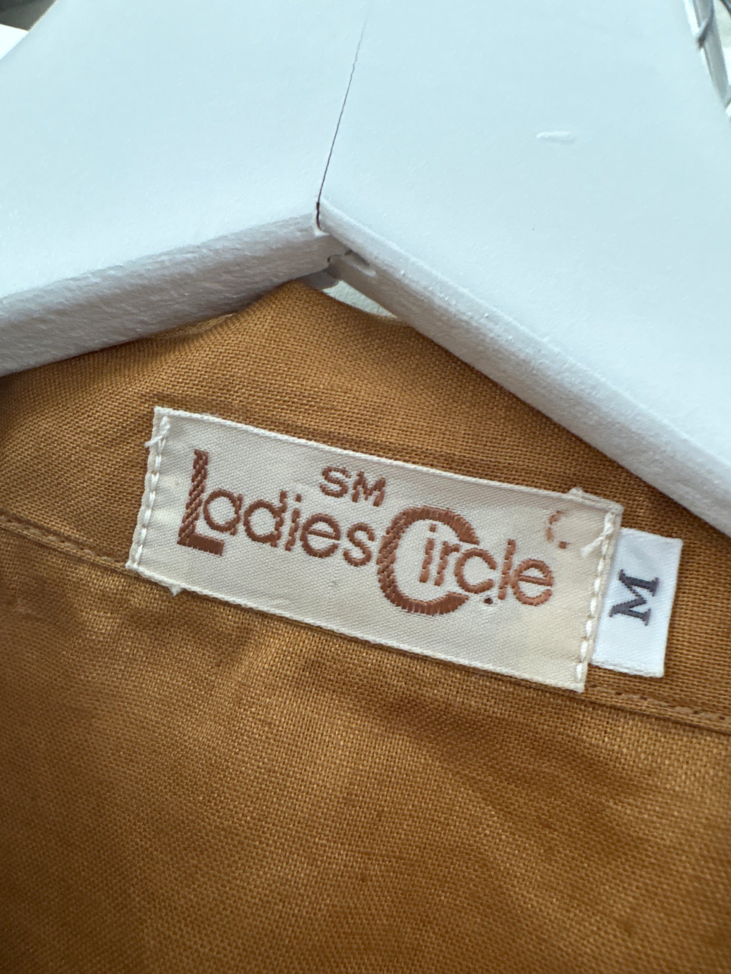 Sacou excepțional din în caramel cu broderie și închidere dublă