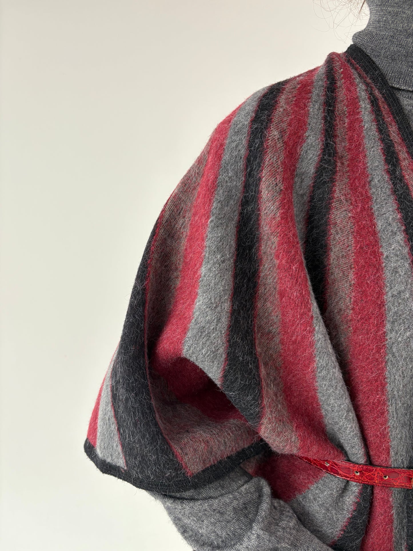 Capa din lana plină extrafina în combinație clasică de culori