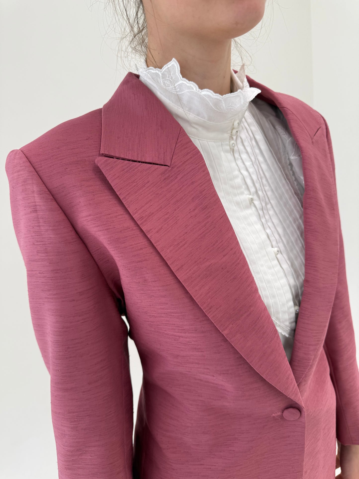 Sacou vintage cambrat dusty Pink cu revere late și închidere tip smoking din pânză