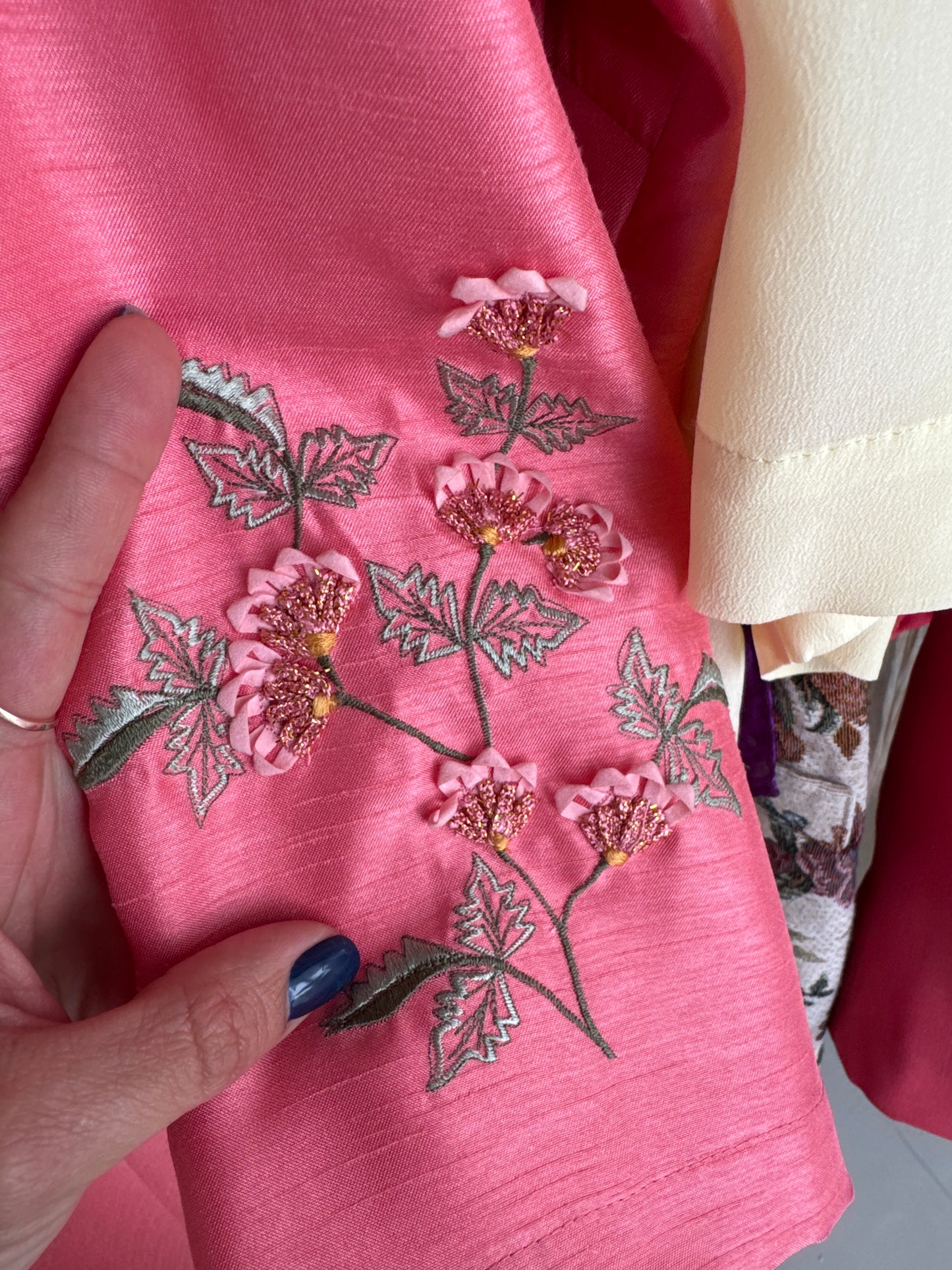 Costum cu broderie 3D din panza de mătase naturală salmon pink