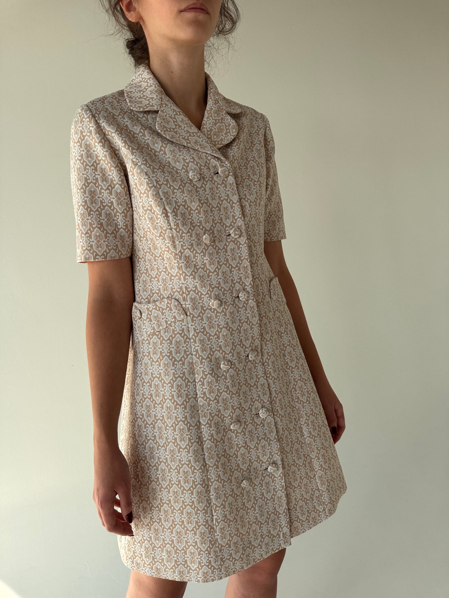 Rochie old vintage din brocart de sfârșit de ani 60 light nude și ivoire