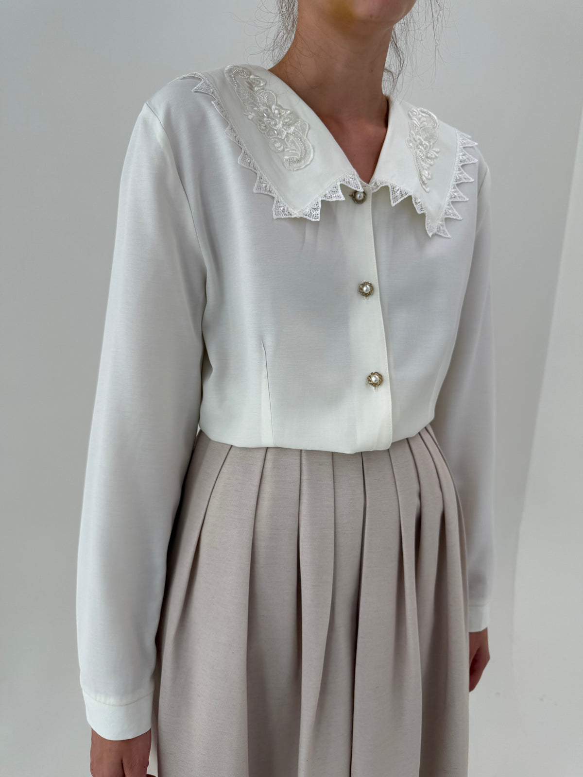 Cămașa vintage cu efect de peplum și aplicații de dantelă și perle