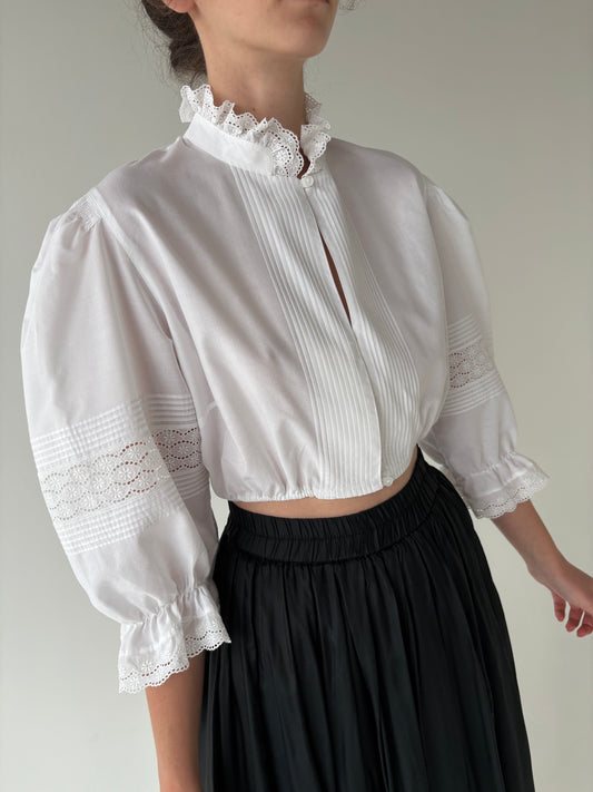 Top vintage cropped din panzica de bumbac cu broderie anglaise