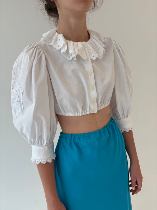 Top cropped cu broderie anglaise și mâneci bufante