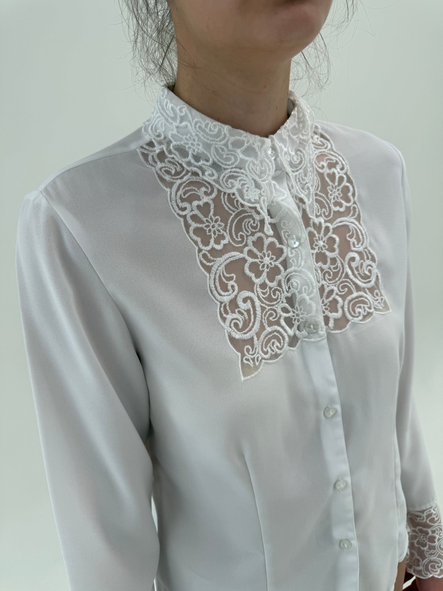 Cămașa vintage cu manșete și inserții de dantelă macrame