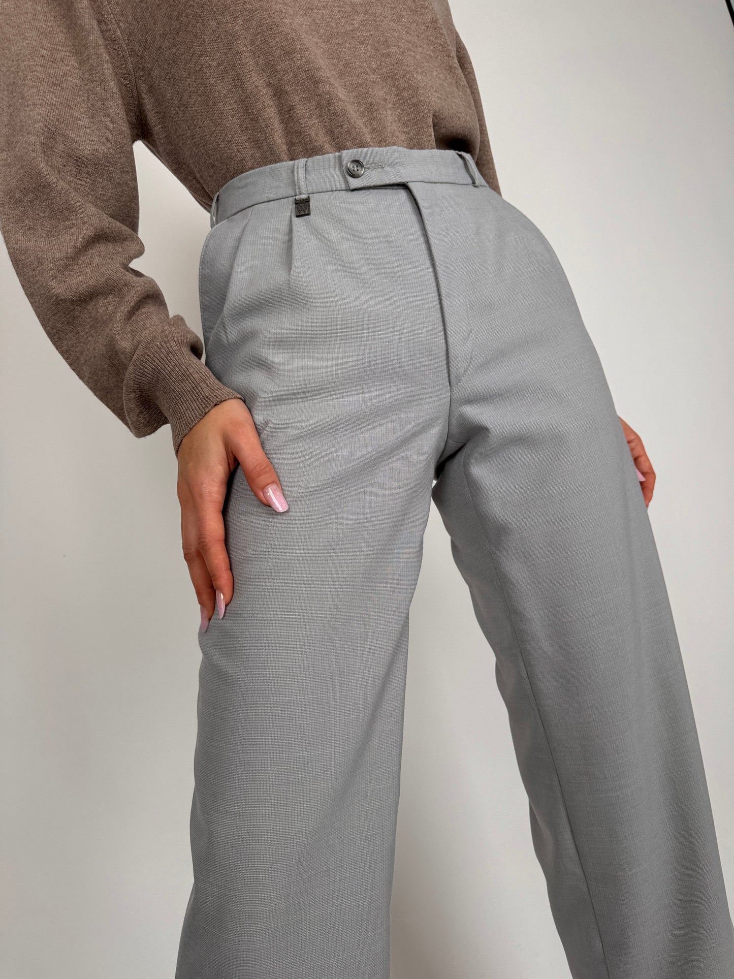 Pantaloni Cloud gray cu pense din stofă de lana extrafina