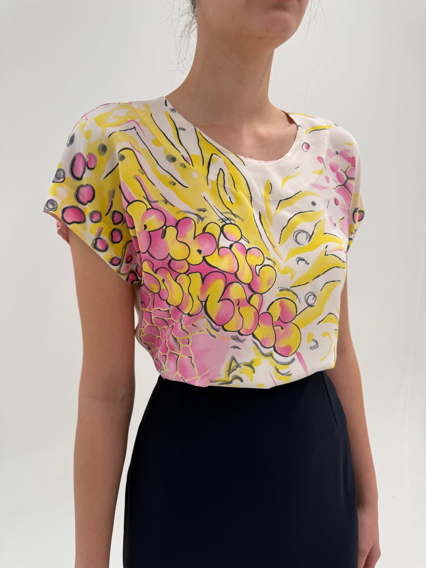 Top Escada din mătase naturală cu print în culori superbe și croi minimalist